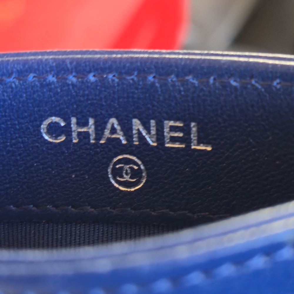 CHANEL Blue Quilted Card Holder with Gold Logo - Picture 3 of 7